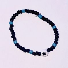 Ideas Beads Bracelets, Cool Bracelets Aesthetic, Cool Bracelets With Beads, A Bracelet Idea, Bracelet Ideas Beaded Words, Little Bead Bracelet Ideas, Black And Blue Bracelet, Bracelets Of Beads, Star Bracelet Bead