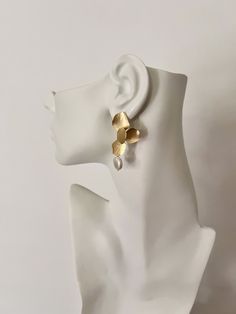 Gold Floral Coin Pearl Earrings Elegant matte gold orchid flower earrings with coin pearl dangle.  One petal is bent to look unique. Very lightweight. Dangle length is 50mm from ear post. CUSTOM REQUESTS ARE ALWAYS WELCOME! ~ Feel free to message me if you have any questions or special requests ... I will do my best to accommodate. ~ If the size you are wanting is not shown in the menu, contact me before ordering as there may be an additional charge for extra material ~ custom lengths for most necklaces, bracelets, and anklet chains can be made. ~ Many items in my shop are interchangeable so feel free to ask. ~ Please be aware that multiple items are shipped together to save us both on postage! Ships from the United States within 3 business days (I do my best to mail it out the next busine Pearl Drop Earrings Wedding, Coin Pearl Earrings, Drop Earrings Wedding, Flower Pedals, Orchid Earrings, Gold Orchid, Pearl Dangle Earrings, Coin Pearls, Earrings Flower