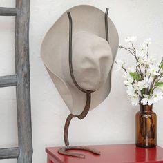 Cowboy Hat Display Ideas, Cowboy Hat Display, Saddle Decor, Cowboy Hat Decor, Cowboy Living Room, Cowboy Couture, Metal Cowboy, Cowgirl Bedroom, Cowboy Hat Rack