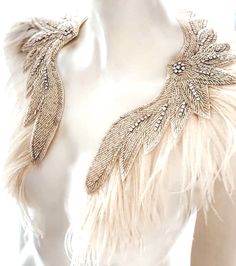 Showgirl Outfit, Fashion Origami, Feather Fashion, Feather Headdress, Gold Feathers, White Feather, Feather Dress, Sister Wedding, White Feathers