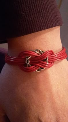 Leather Bracelet Diy, Leather Beaded Jewelry, Leather Bracelet Tutorial, Leather Cord Jewelry, Suede Jewelry, Diy Leather Bracelet, Paracord Bracelet Diy, Leather Jewelry Diy, Leather Cord Bracelets