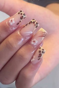 Back To Skl Nails, Nail Inspo Trendy Square, Nail Inspo Back To School 2024, Nail Square Ideas, Medium Square Acrylic Nails Y2k, Grandma Nails Designs, Nail Designs No Charms, Acrylic Nail Inspo Medium Length Square, Nails Square Short Design