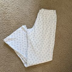 Cozy Light Weight Low Rise Pajama Pants In Ivory With The Baby Blue Teddy Bear Print With An Elastic Waistband Fabrics: 100% Cotton Measurement: 11" (28 Cm) Rise, 28" (71 Cm) Inseam, 26" (66 Cm) Waist (Stretches) Made In: Italy Brandy Pj Set, Brandy Pjs, Brandy Melville Pjs, Bur Basket, Brandy Clothes, Brandy Melville Clothes, Brandy Sweats, Blue Pjs, Teddy Bear Pants