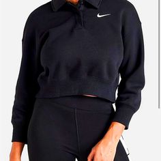 Basically Brand New - Worn Once Size Medium Sporty Fleece Top For The Gym, Fleece Sportswear Tops For Workout, Fleece Long Sleeve Sportswear Top, Fleece Tops For Gym And Fall Season, Nike Workout Tops With Ribbed Cuffs, Fleece Tops For Gym In Fall, Moisture-wicking Long Sleeve Fleece Tops, Long Sleeve Fleece Sweats For Workout, Black Fleece Sweats