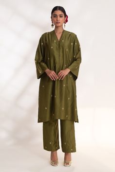 Heena green straight kurta featuring zardozi hand embroidery in floral pattern. Paired with a co-ordinating pant. - Aza Fashions Kurta Pants, Zardozi Embroidery, Straight Kurta, Kurta With Pants, Pant Set, Straight Pants, Indian Wear, Set For Women, Aza Fashion