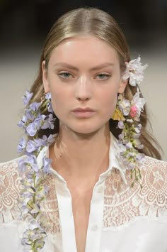 Runway Jewelry, Alexis Mabille, Show Beauty, Flowers In Her Hair, Timeless Luxury, Floral Fashion, Fashion Advertising, Bridal Flowers