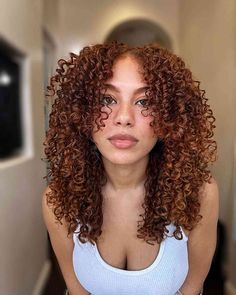 Curly Hair Haircut Layers, Ginger Brown Curly Hair, Peekaboo Highlights Curly Hair, Balayage On Curly Hair, Medium Length Curly Haircuts, Curly Hair Layered, Hair Cuts Styles, Curl Cut, Curly Hair Color Ideas