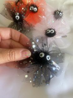 These unique halloween hair bow with snap clip are great for halloween party. Handmade unique hair accessory for girl age 3 and above to women.   🌸Details may appear larger in photos.  🌸Hair bow clip size - L 3 inches, W 3 inches.  🌸These are all handmade hai bow, the hair bow are not completely identical, but are very close🌸 🌸Shipping & Handling 🌸 🌸Free shipping! 🌸🌸Ships The Next Day! * This item is already made and ready to ship * I will try my best to ship your piece as soon as I can Halloween Hair Bows Diy, Tulle Hair Bow, Diy Baby Bows, Tulle Hair Bows, Halloween Hair Bows, Unique Hair Accessories, Wacky Hair, Tulle Bows, Fun Hair