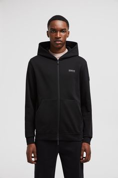 Crafted from plush cotton fleece, this hooded sweatshirt for men interprets '90s minimalism. Channeling sleek styles from the decade, the hoodie has a streamlined design and a laidback logo print. 90s Minimalism, Streamlined Design, Sweatshirt For Men, Sleek Fashion, Cotton Hoodie, Cotton Fleece, Black Logo, Logo Print, Black Hoodie