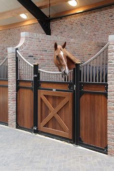 Luxe paardenstallen Horse Stables Design, Horse Paddock, Backyard Barn, Horsey Life, Horse Barn Designs, Dream Horse Barns, Dream Stables