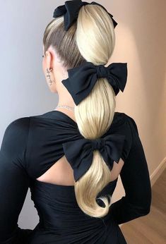 A high ponytail hairstyle looks super pretty. And most importantly, you can wear it for any occasion. So, get familiar with this trend. High Ponytail Hairstyles, Bubble Ponytail, Hairstyle Look, Long Blonde, High Ponytails, Homecoming Makeup, Ponytail Hairstyles