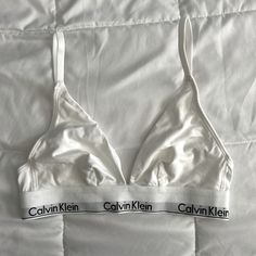 Calvin Klein White Sports Bra With Adjustable Straps New Without Tag Ladies Size S/P Original $30 Sports Cotton Stretch Bra, Cotton Workout Bra, Sporty Medium Support Bra For Loungewear, Casual Bra With Medium Support For Loungewear, Casual Medium Support Bra For Loungewear, Sporty Loungewear Bra, Casual White Workout Bra, Sporty Fitted Bra For Spring, Fitted White Cotton Sports Bra