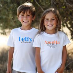 "Our personalized Schulkind 2024 T-shirt is the perfect piece of clothing to start the new school year in style! The T-shirt is in bright white and has an individual print. Under the child's name it proudly says 'Schulkind 2024' - one special memory of an unforgettable school year. Our T-shirt gives every student a very personal touch. By customizing it with your own name, each t-shirt becomes a unique piece of clothing that can be worn proudly. It's a great way to stand out from the crowd and p Customizable Crew Neck School T-shirt, Personalized Short Sleeve T-shirt For Back To School, Customizable T-shirt For Back To School Events, Personalized T-shirt For School Events At Year End, Personalized T-shirt For End Of School Year, Back To School Spirit T-shirt With Name Print, Customizable Crew Neck T-shirt For School Events, Customizable T-shirt For School Events And Back To School, Customizable T-shirt For School Events