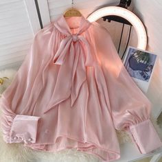 Elegant & Beautiful Shiny Brand New Pink Blouse Size: M Condition: New (Never Wear) Socialite Style, Bubble Sleeve Top, Chic Blouses, فستان سهرة, Elegant Blouses, Puff Sleeve Blouse, Puff Sleeve Top, Pink Blouse, Medan