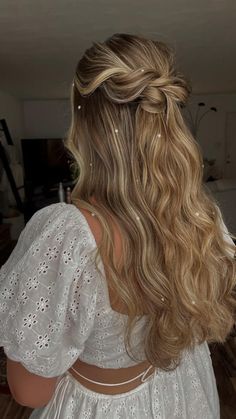 Half Up Half Down Bridesmaid Hair With Bangs, Half Up Half Down Hair Graduation, Braided Half Up Half Down Hair Prom, Maid Of Honor Hairstyles Half Up, Half Up Half Down Prom Hairstyles, Debut Hairstyles, Bellas Wedding, Grad Hairstyles, Senior Hoco