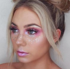 rave makeup - Google Search - Google Chrome - Gyazo Smokey Lilac Hair, Coachella Make-up, Fest Smink, Rosa Make-up, Festival Makeup Rave, Festival Makeup Glitter