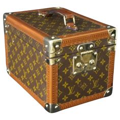 This very nice Louis Vuitton monogram train case features solid brass corner and lock.Its lock is stamped Louis Vuitton. Its beautiful toffee color trim is all printed with monogram . It is also embossed Louis Vuitton on its beatutifully patinated leather top handle. All its studs are engraved Louis Vuitton. Its interior is in very good condition in beige washable lining. It has got its original little removable suitcase and an inside mirror under its lid. It also still has kept its Louis Vuitton label with its serial number. 1 original working key . When not in use for your travels, it would add a wonderful French touch to chic interiors , like a piece of art... H 8.27 in. x W 8.67 in. x D 11.82 in. H 21 cm x W 22 cm x D 30 cm Chanel Fall 2014, Louis Vuitton Suitcase, Toffee Color, Sac Louis Vuitton, Box Maker, Louis Vuitton Store, Louis Vuitton Limited Edition, Louis Vuitton Jewelry, Louis Vuitton Keepall