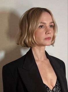 Supermodel Short Hair, Michelle Williams Bob, Short Blonde Bob Hairstyles, French Bob Fine Hair, Short Bob Blonde, Bob 2024, Edgy Short Haircuts