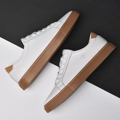 Golf -echte Lederschuhe haben ein klassisches Design, mit einem zeitgemäßen Look und gleichzeitig bequem. Dieses Modell besteht aus ökologischem Leder in Kombination mit Premium -Materialien, um Qualität, Haltbarkeit und Komfort zu bieten. Dieser Schuh kann aus italienischem Design hergestellt werden und kann zu Smart-Casual- oder Streetwear-Kleidung getragen werden.



Geschlecht: Männlich

Jahreszeit: Frühling Herbst


Gelegenheit: Lässig


Besonderheit: Atmungsaktiv & Komfort


Farbe: Weiß sc White Casual Lace-up Shoes With Leather Sole, Casual White Lace-up Shoes With Leather Sole, Casual White Leather Shoes With Contrast Sole, Casual Leather Shoes With Vulcanized Sole, Low-top Faux Leather Sneakers With Rubber Sole, Casual Low-top Leather Shoes With Rubber Heel Cap, Modern Leather Shoes With Cushioned Footbed, Modern Leather Shoes With White Sole And Round Toe, White Leather Shoes With Contrast Sole And Flat Heel