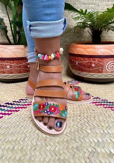 Beautiful Mexican huaraches, handmade by Mexican artisans, very comfortable. Sandals with beautiful embroidered details. Our huaraches are handmade by artisans, the leather retains natural marks or marks that reflect the authentic appearance of natural leather, these factors cause small differences in color and texture, please do not confuse this with a defect, but rather a guarantee of that you are acquiring a natural leather product with high quality finishes. We only work with closed numbers, Hand Painted Open Toe Sandals For Beach, Bohemian Hand Tooled Brown Sandals, Bohemian Brown Hand Tooled Sandals, Adjustable Ankle Strap Huarache Sandals For Vacation, Bohemian Hand Tooled Sandals For Spring, Handmade Brown Huarache Sandals For Vacation, Bohemian Hand-tooled Sandals For Spring, Artisan Hand Tooled Open Toe Huarache Sandals, Traditional Hand-tooled Huarache Sandals For Summer