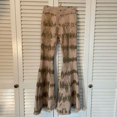 Nwot Free People / We The Free Tie-Dye Baby Pink Bellbottoms , Flare Jeans - Stretchy Jegging Feel - Size W 26 - Never Worn, New Condition Any Questions? Just Ask! Offers Are Always Welcome. Additional Discounts On Bundles! :-) Fitted Hippie Cotton Pants, Fitted Cotton Hippie Pants, Hippie Style Brown Bottoms For Spring, Summer Stretch Brown Jeans, Cotton Flare Pants For Festivals, Brown Stretch Jeans For Summer, Festival Flare Cotton Pants, Spring Brown Flare Bottoms, Brown Bottoms For Spring Festival