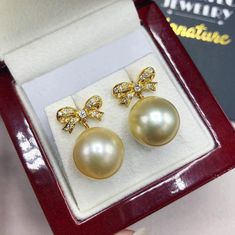 We are presenting you A PERFECT PAIR OF CREAMY WHITE SOUTH SEA PEARLS! WITH EXCELLENT LUSTER. Accented with 22 pieces or superb quality, F/VS sparkling diamonds. SET IN HANDCRAFTED, 18K SOLID YELLOW GOLD SCREWED BACK EARRINGS. DANGLING BOW DESIGN, ELEGANT AND CUTE! IN CASE OF RETURN FOR US BUYERS. BUYERS MAY SEND THE ITEMS BACK TO OUR US-BASED OFFICE IN SALT LAKE CITY, UTAH ONLY ONE ITEM AVAILABLE!! NO DUPLICATES!! WHAT YOU SEE IN THE PICTURES IS WHAT YOU WILL GET SOLIDLY HANDCRAFTED EARRINGS! S Aaa Quality Round Pearl Earrings For Wedding, Aaa Quality Pearl Earrings For Wedding, Aaa Quality Exquisite Pearl Earrings For Wedding, Exquisite Aaa Quality Pearl Earrings For Wedding, Luxury Round Pearl Earrings For Wedding, White Gold High Luster Pearl Earrings For Wedding, South Sea Pearls Earrings, Sea Wedding, Golden South Sea Pearls