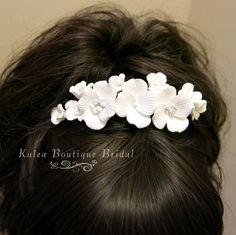 Bridal acrylic epoxy resin flower twisted wire hair clip headpiece. Wedding hairpiece is a floral decorative alligator style hairclip.Lightweight and elegant, this beautiful wedding theme floral hairclip integrates seamlessly into any hairdo. You can wear it with your hear up or down, clip it to a base of a ponytail or a braid. Hand-wired branches can be easily bent according to your style or desire. Delicate resin flowerheads create a very feminine semi-floating effect inspired by mystic female Pearl Bridesmaid Jewelry, Wedding Hairpiece, Beach Jewelry Boho, Bridal Jewelry Necklace, Floral Hair Pieces, Alligator Hair Clip, Floral Hair Clip, Bridal Hair Clip, Dress Clip