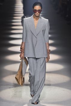 Runway Suit Women, Avangard Fashion, Givenchy Runway, Minimalist Moda, Paris Fashion Week Runway, Runway Outfits, Just Style, Fashion Week Runway