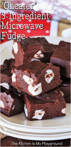 Squares of 3-Ingredient Microwave Chocolate Fudge on a dessert plate Easy Fudge With Frosting, Microwave Chocolate Fudge, 2 Ingredient Fudge, Truffle Recipe Easy, Dinner Suggestions, Easy Chocolate Fudge, Homemade Fudge Recipes, Microwave Fudge, Fudge Ingredients