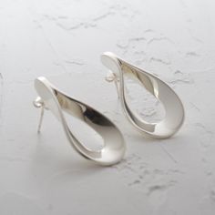 Flat Teardrop Sterling Silver Earrings These unusual sterling silver stud earrings are totally unique, very modern and will go with every outfit.  An amazing wedding gift or special birthday present, these striking Flat Teardrop earrings are perfect for making a bold statement. Take a look at our matching Flat Teardrop Pendant... https://www.etsy.com/uk/listing/268607145/ Specification: Type: Stud Earring Material: 925 Sterling Silver Dimensions:  H: 35mm W: 22mm  * All items are beautifully pac Modern Silver Earrings, Simple Silver Earrings, Girlfriend Christmas, Simple Stud Earrings, Swirl Earrings, Eco Friendly Jewelry, Silver Choker, Bridal Gift, Silver Lockets