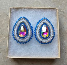 Native-made beaded earrings! Native Beading, Blue Beaded Earrings, Stitch Earrings, Beaded Earrings Native, Native American Beadwork, Handmade Earrings Beaded, Beadwork Patterns, Earrings Beaded, Bead Work Jewelry