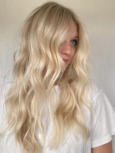 Natural-Looking Warm Platinum Blonde Hair Bright Honey Blonde Hair, Champagne Blond, Pale Blonde Hair, Copper Blonde Hair Color, Blonde Hair Goals, Blonde Hair Colors, Perfect Blonde Hair, Bright Blonde Hair, Summer Blonde Hair