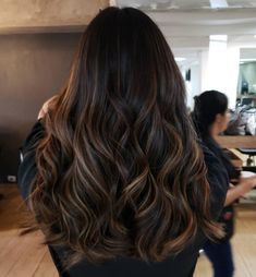 Balyage Long Hair, Balyage Hair, Black Hair Balayage, Kadeřnické Trendy, Brown Hair Looks, Brown Hair Inspo, Dark Hair With Highlights