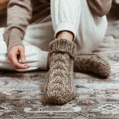 Handmade Socks Knitting, Knitting Socks Patterns, Super Bulky Yarn Patterns, Chunky Knit Socks, Knit Socks Pattern, Blanket Cardigan, Socks Knitting, Sweater Socks, Knit Ideas