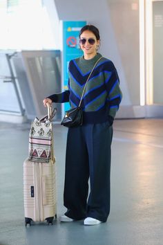 Jessica Alba Style, Sneakers Looks, Jessica Alba, Looks Chic, Airport Outfit, Look Casual, Spring Outfits Casual