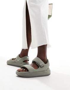 Skor från Nike Stylas med solsken Justerbar rem Självhäftande remmar Nike-logga Öppen tå Grov sula Puma Cali White, Nike Branding, Converse Chuck Taylor White, Nike Style, Flip Flop Boots, Leopard Print Baby, Shorts Co Ord, Nike Fashion, White Trainers