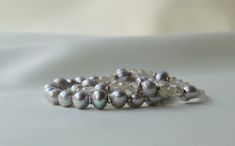 Natural Gray Freshwater Pearl Bracelet Grey Moonstone - Etsy Italy Elegant Gray Beaded Bracelets, Elegant Gray Bracelet As Gift, Elegant Gray Bracelets As Gift, Elegant Gray Bracelets For Gift, Elegant Gray Bracelet For Gift, Elegant Gray Round Beads Bracelets, Elegant Gray Round Bead Bracelets, Elegant Gray Bracelets For Everyday, Dainty Gemstone Jewelry