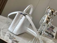 Size: 21cm*14cm*8cm It comes with Dust box, Care manual, Tag, and Paper bag. Capucines Mini, Louis Vuitton Purse, Lv Handbags, Bottega Veneta Shoulder Bag, Mini Handbags, Hermes Bags, Lv Bag, Metal Hardware, White White