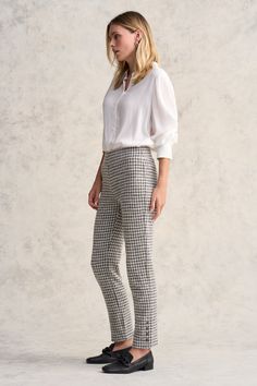 The timeless jacquard houndstooth of this chic pant is perfect for the office or as the base for a casual outfit. Featuring a tapered leg with button detail and finished with a flat elasticated waistband, this textured pant offers a clean finish and classic style that will instantly enrich your wardrobe. Houndstooth Pants Outfit, Houndstooth Outfit, Comfortable Work Clothes, Slacks Outfit, Pants Outfit Work, Houndstooth Pants, Chic Pants, Personal Style Inspiration, Black Houndstooth