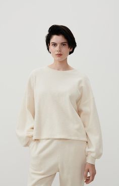 The Bobypark sweatshirt is a classic piece in the American Vintage collections. Its textured, terrycloth-like fabric gives it a homewear feel.Loose, straight cutLong sleevesRound neckDropped shouldersRibbed edgingTextured bouclé-effect fabricOrganically farmed fibresFibres from India (except marled from Tanzania)Oversize. Worn loose-fitting, take your usual size.100% COTTON (FIBRES FROM ORGANIC FARMING) Gents T Shirts, Jumper Designs, Jumper Short, Detailed Sweater, Round Neck Sweatshirts, Jumper Shirt, Linen Trousers, Dress With Cardigan, American Vintage