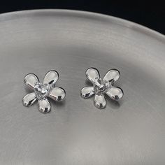 Cute Korean design earrings with large flower motifs.



 Size: Approx. 2.7 x 3cm



 ■ Country of Origin: China

 ■Material

 Piercing needle: 925 silver

 Other: Zinc alloy Silver Sterling Earrings With 3d Flowers, Sterling Silver Earrings With 3d Flowers, 3d Flower Shaped Earrings, Sterling Silver Flower Earring, Sterling Silver Flower-shaped Earrings, Sterling Silver Flower Single Earring, Silver Flower Jewelry With Matching Earrings, Metal Flower Charm Earrings, Metal Flower Earrings With Flower Charm