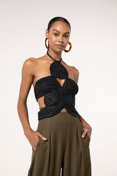 The Archer Top is a sculptural wonder. Symmetrical, hand-crocheted raffia patterns create interwoven forms that seductively reveal thoughtfully placed cut-outs. A halter neck adds a snug hold to this slimming garment. The handmade nature of this artful top gives it a bespoke aura. Diy Crochet Top, Cult Gaia, Crochet Top Pattern, Crochet Fashion, Crochet Clothes, Knit Dress, Fashion Inspo Outfits, Crochet Top, Ideias Fashion