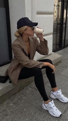 Sporty Chic Outfits, Look Legging, Shoes Names, New Balance Outfit, Style Désinvolte Chic, Footwear Fashion, Beige Outfit, Stil Elegant, Neue Outfits