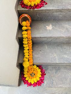 flowers are placed on the steps to decorate them with garlands and other decorations for diwaling