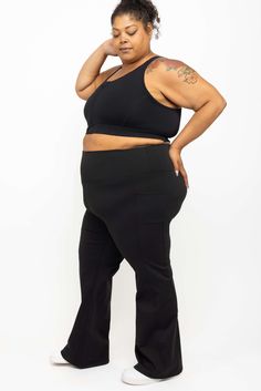 Profile view of model wearing Superfit Hero black plus size flare leggings with pockets size 3X Plus Size Workout Clothes, Office Gym, Plus Size Workout, Leggings With Pockets, Plus Size Fits, Compression Fabric, Plus Size Activewear, Compression Leggings, Flare Leggings