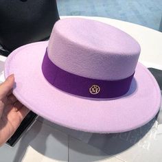 Look classy and timeless with this Elegant women Fedora Hat. Crafted from soft cotton with a flat top, this casual hat transitions easily between all seasons. Ideal for any modern woman with impeccable style, it is sure to impress those around you. Fedora Hats For Women, Fedora Hat Style, Womens Fedora Hat, Cowboy Hat Styles, Flat Top Hat, Fascinator Wedding, Mens Fedora, Wool Fedora Hat, Womens Fedora