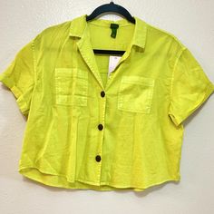 Nwt Cropped Short Sleeve Loose Cropped Button Up Shirt With Two Front Pockets And A Collar. Color : Lime Green/ Yellow With Brown Buttons Size M Bundle Up Multiple Items From My Closet And Save Up To 30% Same / Next Day Shipping Cheap Button-up Tops With Buttoned Pockets, Trendy Cotton Cropped Shirt With Buttons, Spring Cropped Collared Shirt With Buttons, Spring Cropped Shirt With Buttons, Relaxed Fit, Spring Collared Cropped Shirt With Buttons, Trendy Summer Cropped Shirt With Buttons, Relaxed Fit Cropped Shirt With Buttons For Spring, Trendy Cropped Shirt With Buttons For Summer, Spring Casual Cropped Shirt With Button Closure