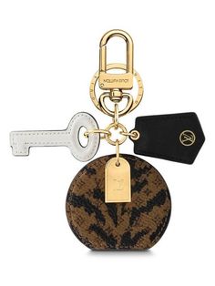 Gender: Women Brand: LOUIS VUITTON Product Name: Illustration Boite ? Chapeau Bag Charm Key Holder Bags Alora Code: 58226800 Color: multi Origin: Italy Designer Style ID M01367 Luxury Bags With Logo Charm For Gift, Leather Travel Bag With Logo Charm, Designer Leather Bags With Logo Charm, Chic Travel Bag With Logo Charm, Designer Travel Bag With Logo Charm, Luxury Black Bag With Logo Charm, Name Illustration, Designer Style, Product Name