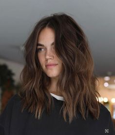 Long Hair Cuts For Round Faces Women, Textured Brunette Hair, Medium Hairstyle For Round Face Shape, Wavy Midlength Hairstyles, Long Bob Hairstyles Wavy Hair, Armpit Length Haircuts For Thick Hair, Long Bob Haircuts Wavy Hair, Wavy Natural Haircut, Just Below Shoulder Length Hair Haircuts