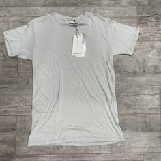 John Elliott Mercer Tee Mens Short Sleeve T-Shirt Size 1 Small Gray Crew Neck. Brand New With Tags! Purchased From Nordstrom. 100% Authentic. Purchase With Confidence. Nice Color And Super Soft! Great Quality Shirt! Plain Short Sleeve Streetwear Shirt, Plain Short Sleeve Shirt For Streetwear, Plain Gray Shirt For Summer, Gray Plain Shirt For Summer, Plain Gray Summer Shirt, Plain Tops For Summer Streetwear, Simple Gray Summer Top, Gray Crew Neck Shirt For Summer, Basic Gray Shirt For Summer